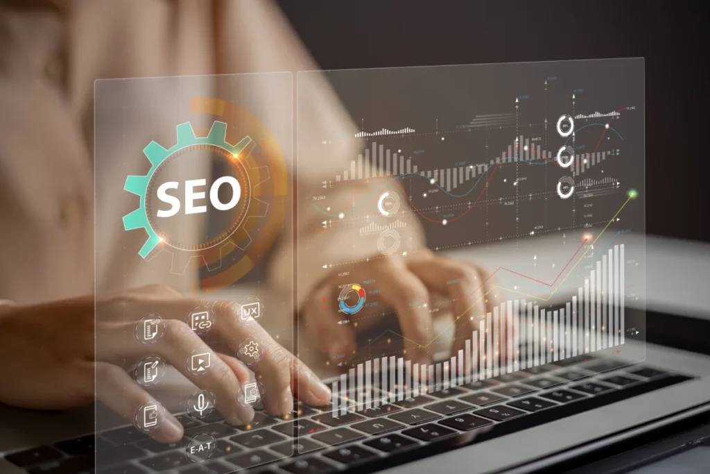 Consultor Seo Consultor SEO trabajando en la optimización de un sitio web, mostrando gráficos de rendimiento y análisis de posicionamiento en pantalla.